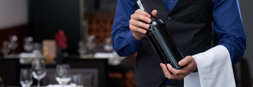 cómo catar un vino camarero ofrece vino bodegas salas
